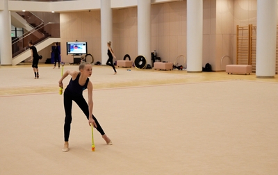 What movements in the clubs routine of Eva Kononova from the Tyumen Region resemble a clock?