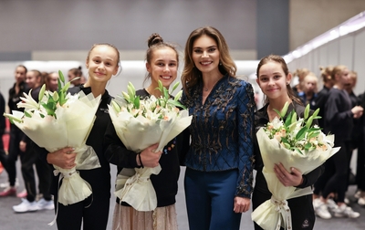 Олимпийская чемпионка Алина Кабаева поздравила победительниц клубного чемпионата мира AEON Cup