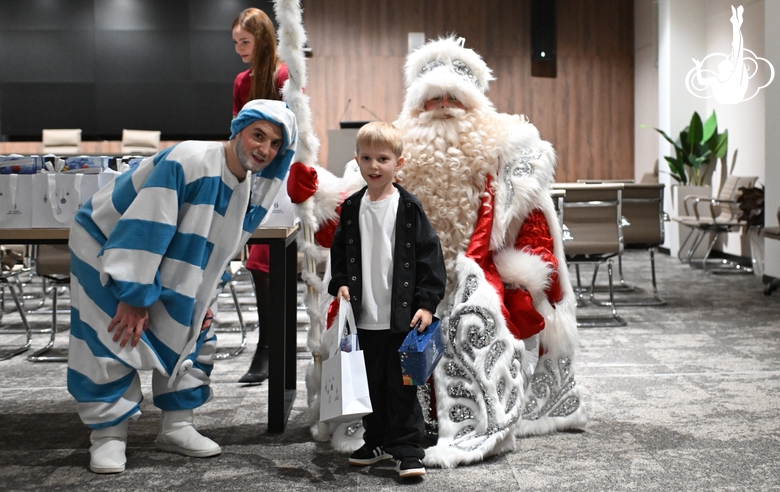 Участник новогодней елки в Академии единоборств во время получения подарка