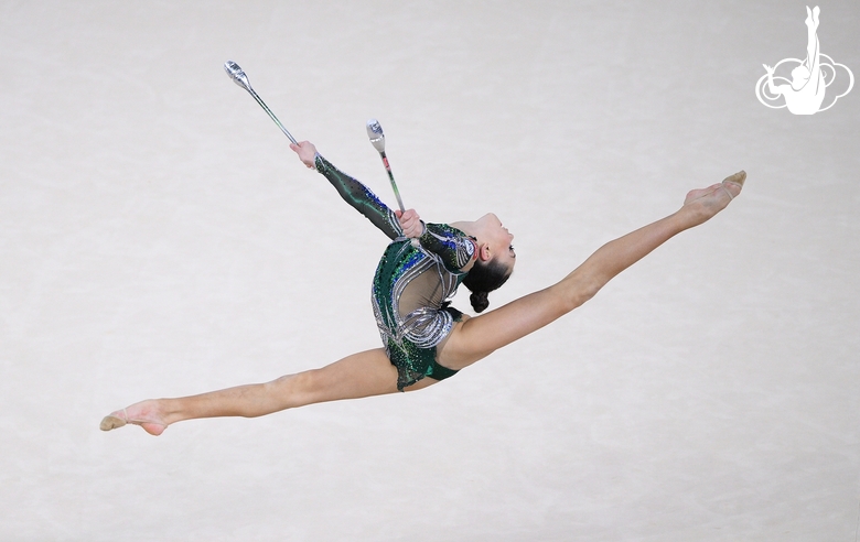 Гимнастка во время упражнения с булавами