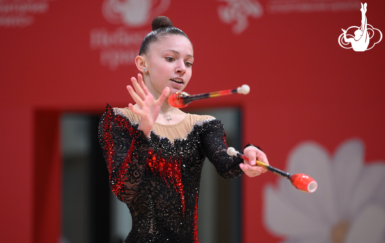 Арина Ковшова во время упражнения с булавами