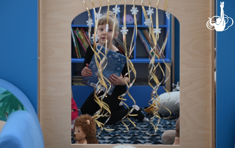 Юная гимнастка во время занятия