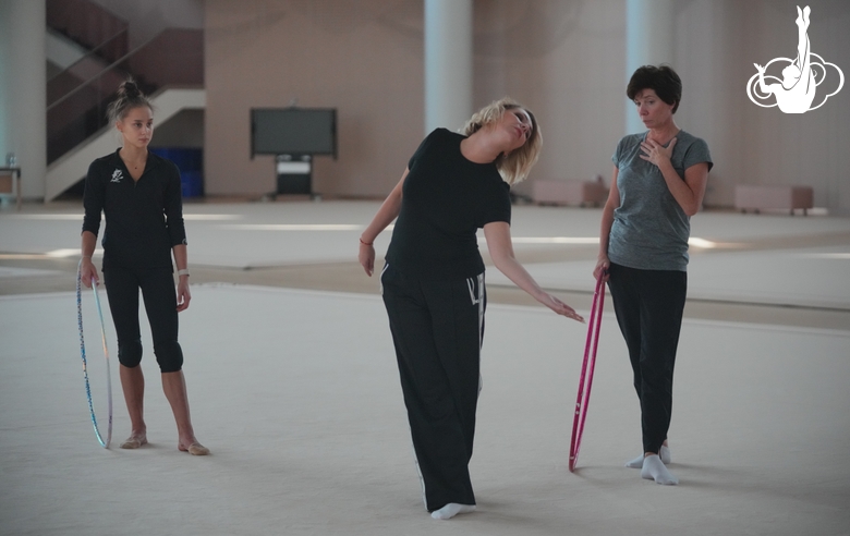 Мария Борисова, тренер Ирина Гусарова и хореограф-постановщик фестиваля «Алина» Ирина Зеновка во время постановки упражнения с обручем