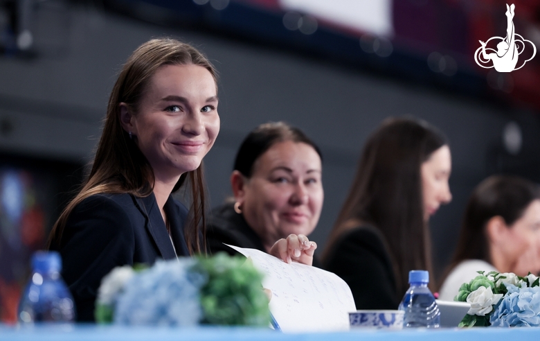 Олимпийская чемпионка Алина Кабаева поблагодарила судей Академии за помощь в подготовке гимнасток к турнирам