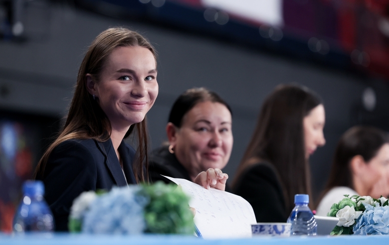 Олимпийская чемпионка Алина Кабаева поблагодарила судей Академии за помощь в подготовке гимнасток к турнирам