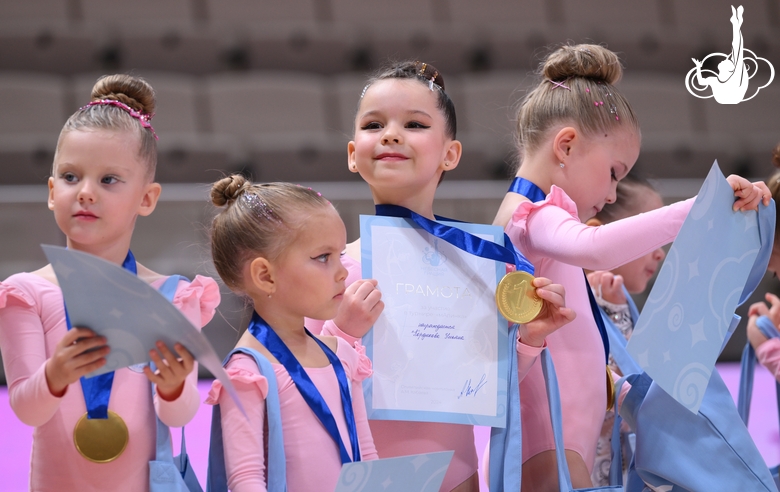 Юные гимнастки во время церемонии награждения на турнире «мАлинка»