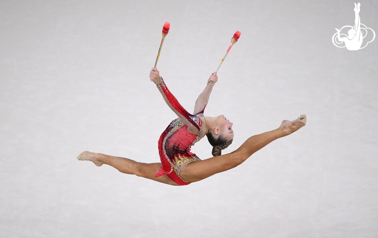 Алиса Медведева во время упражнения с булавами