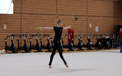 Многооборотный поворот в аттитюд — тема нового видео