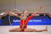 Гимнастка во время упражнения с обручем