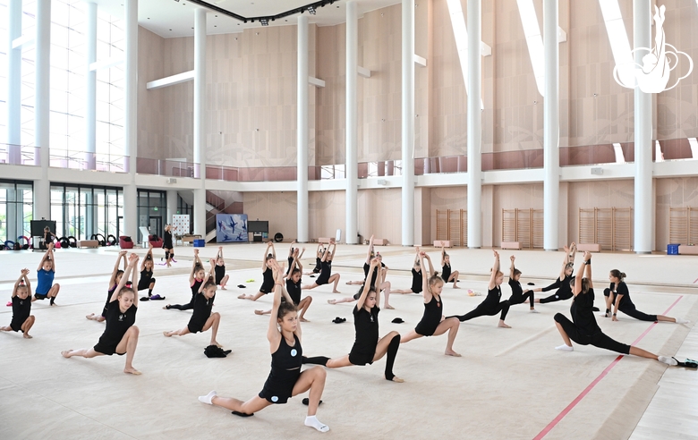 Dina and Arina Averina with gymnasts during the master class at the Academy