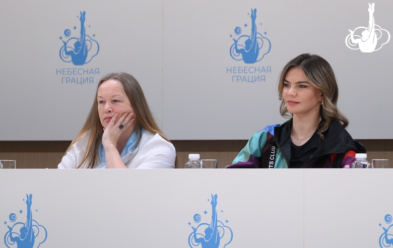 Заслуженный тренер России Ирина Чернышкова и олимпийская чемпионка Алина Кабаева во время контрольной тренировки в Академии