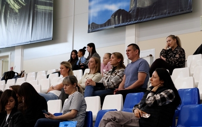 Родители пришли поддержать гимнасток Академии на турнире «Алые паруса»