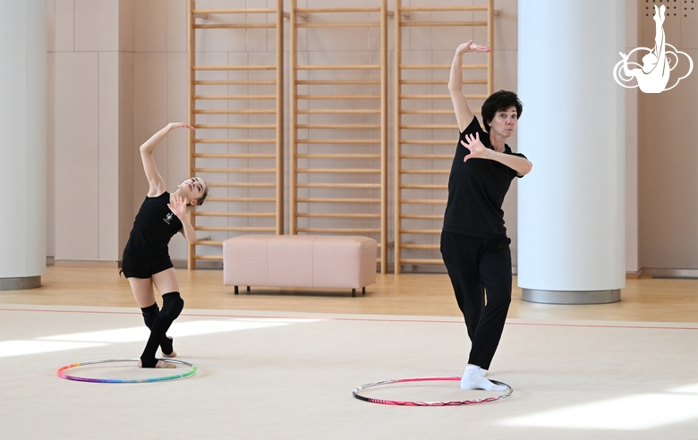Ксения Савинова и хореограф Ирина Зеновка работают над новой программой с обручем
