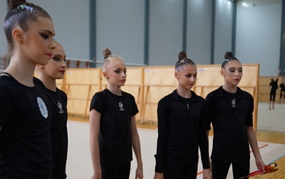 Alina Kabaeva coaches the Academy's group gymnasts via video call