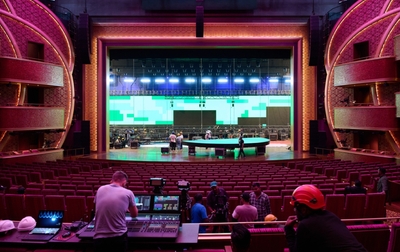 Идет подготовка сцены The Grand Theatre в Мумбаи