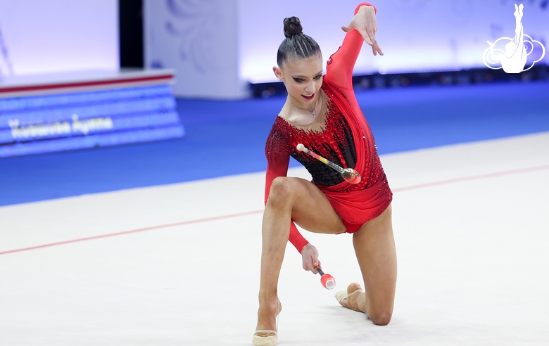 Арина Ковшова во время упражнения с булавами