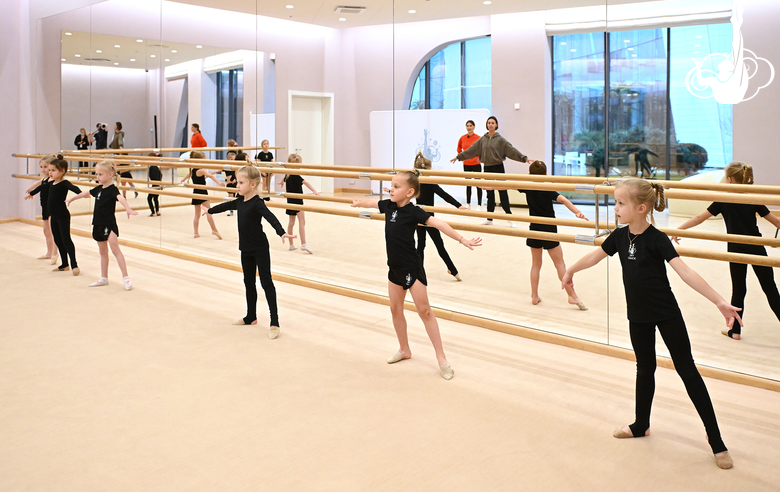 Гимнастки из бесплатных групп раннего развития во время занятия с олимпийской чемпионкой Алиной Кабаевой