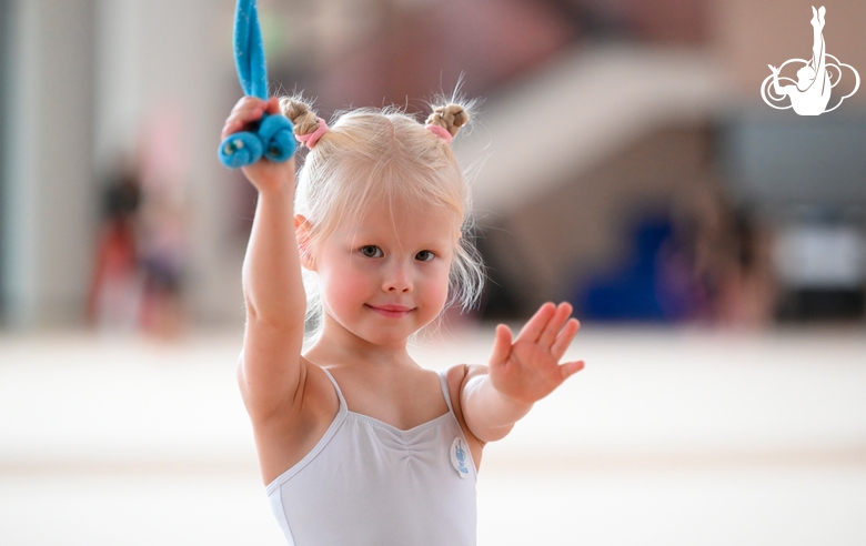 Юная гимнастка во время тренировки