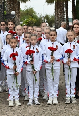 Воспитанницы Академии возложили цветы к Памятному знаку рабочим совхоза «Южные культуры»