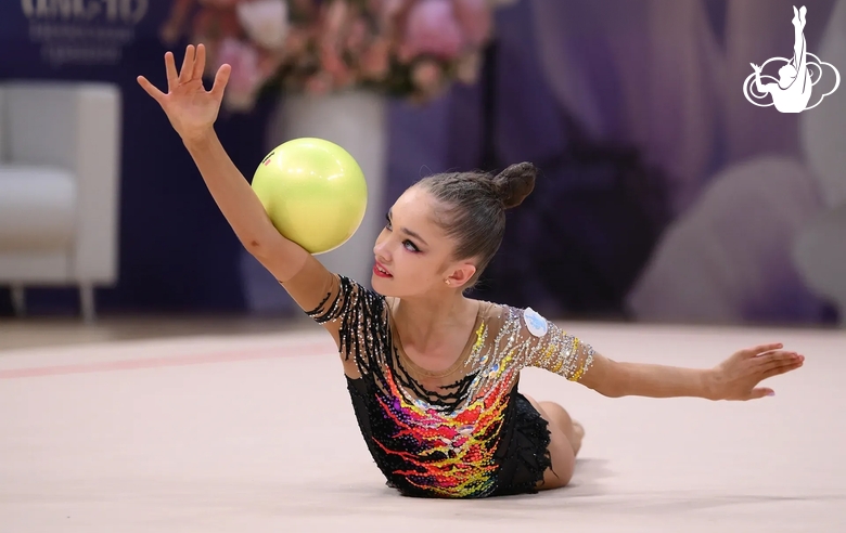 Ксения Савинова во время упражнения с мячом