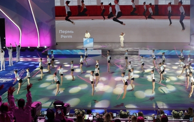 A flashmob with the participation of Olympic champions completed the first competitive day of Sky Grace