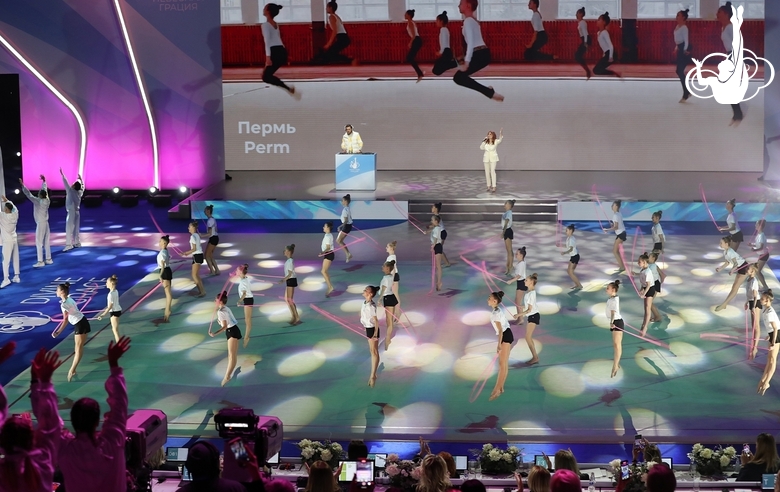 A flashmob with the participation of Olympic champions completed the first competitive day of Sky Grace