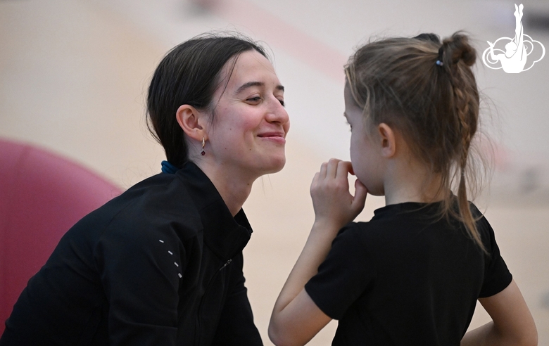 Тренер Академии Елизавета Чернова с юной гимнасткой во время занятия