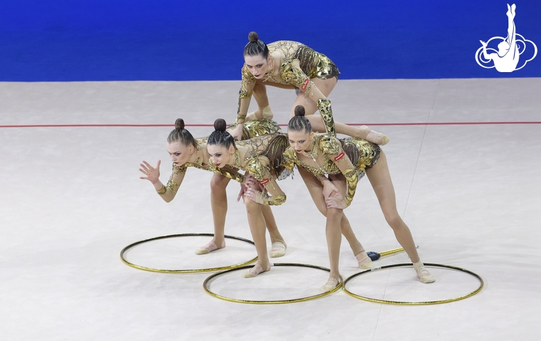 Сборная субъектов РФ во время упражнения с обручами и булавами