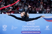 Мария Борисова во время упражнения с лентой