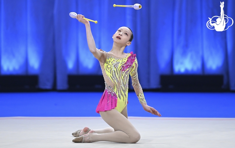 Zihan Zhao during an exercise with clubs