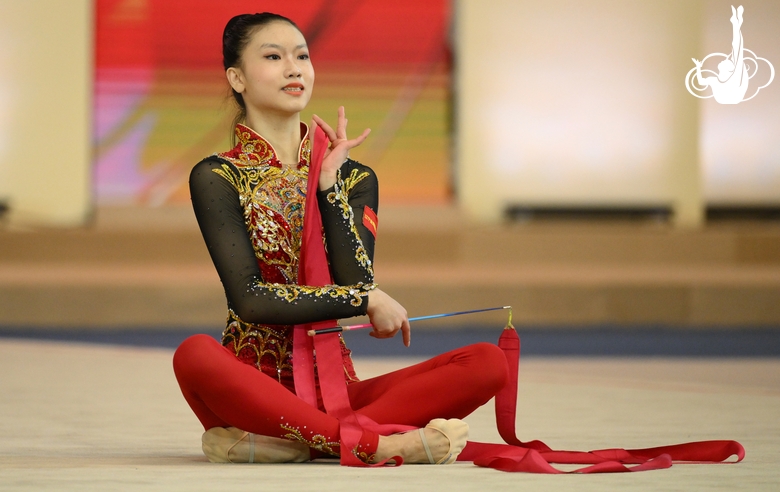 Jia Zeyi during the ribbon exercise