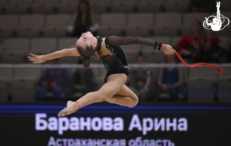 Арина Баранова во время упражнения со скакалкой