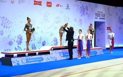 Рядом с Евой Кононовой на главном старте страны — олимпийская чемпионка Алина Кабаева, тренер Евгения Елисеева и другие специалисты Академии