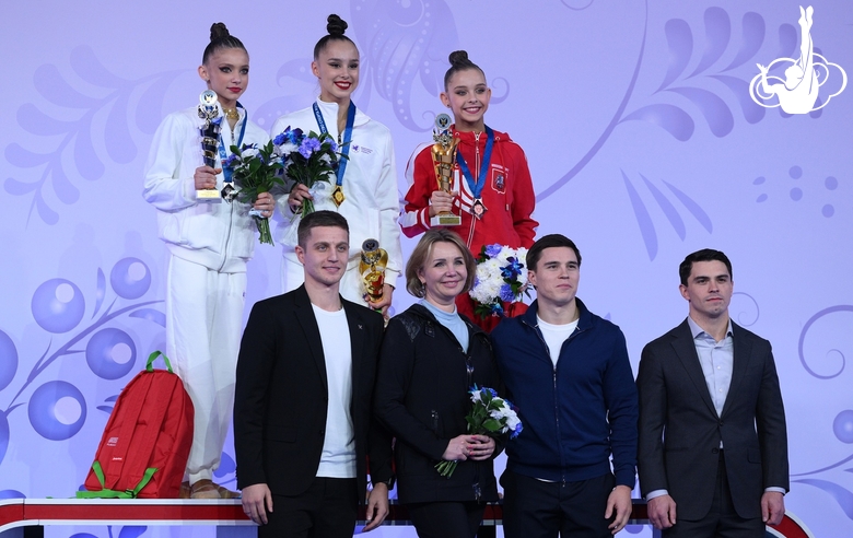 Пьедестал финала с булавами