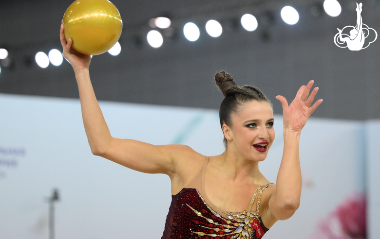 Milena Schenyatskaya during exercise with hoop
