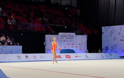 Занятия олимпийской чемпионки Алины Кабаевой с Евой Кононовой из Тюменской области с булавами