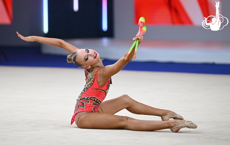 Daria Khoroshilova during the exercise with clubs